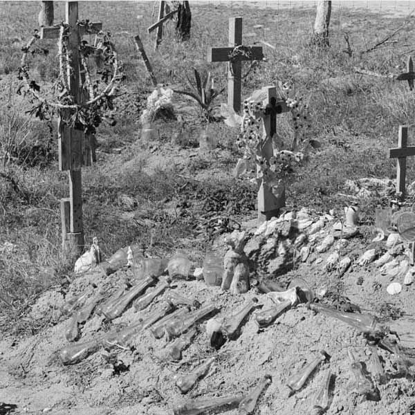 Photograph from 1939 of a gravesite in Raymondville, Texas. Public domain image retrieved from Library of Congress Public Domain Archive