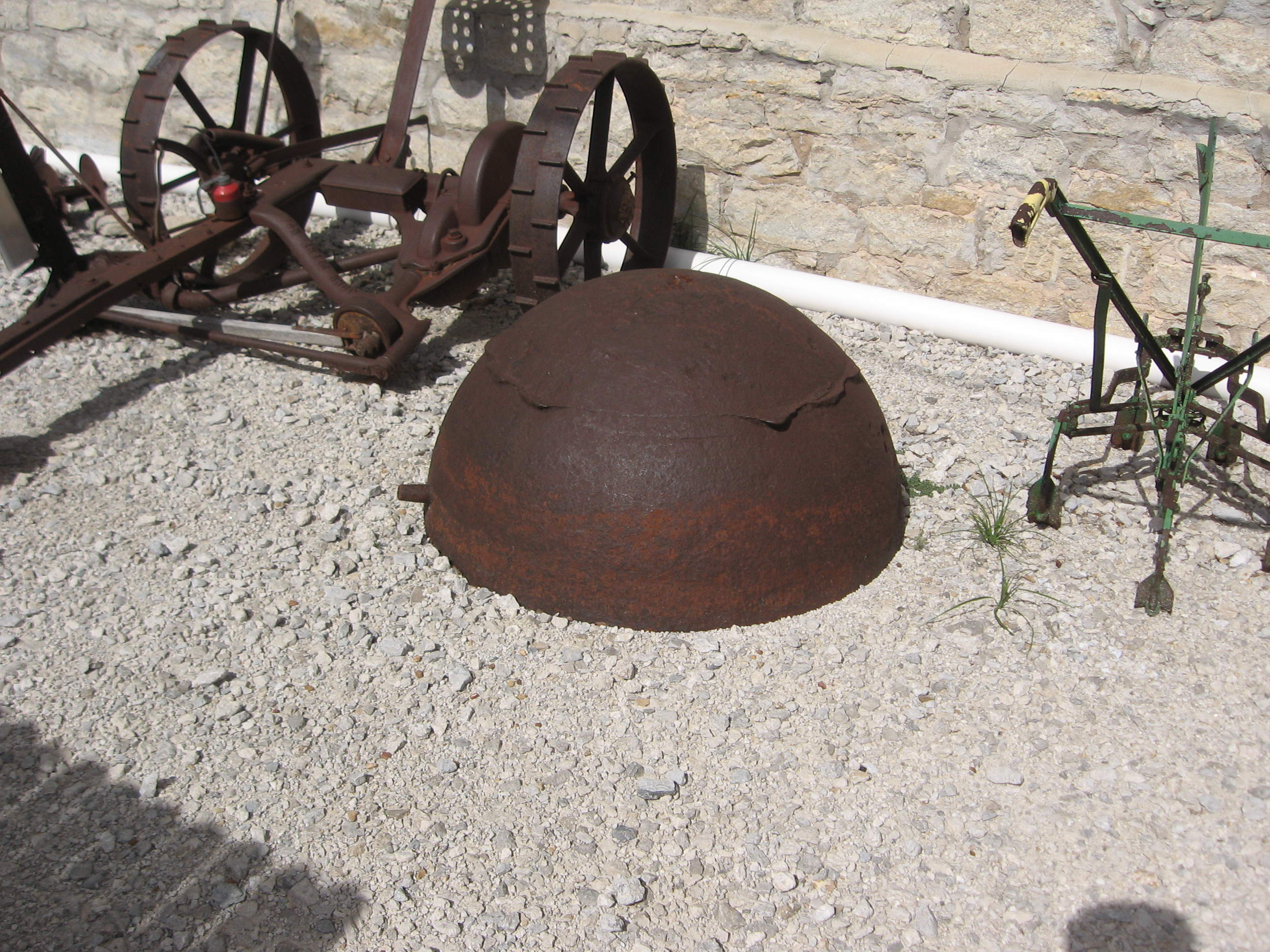 Cast iron cooking pot